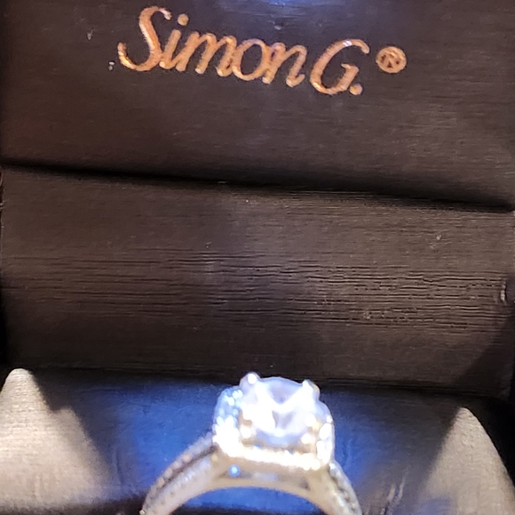 Beautiful 18k gold and diamond ring from Simon G in very good condition. - Picture 7 of 13